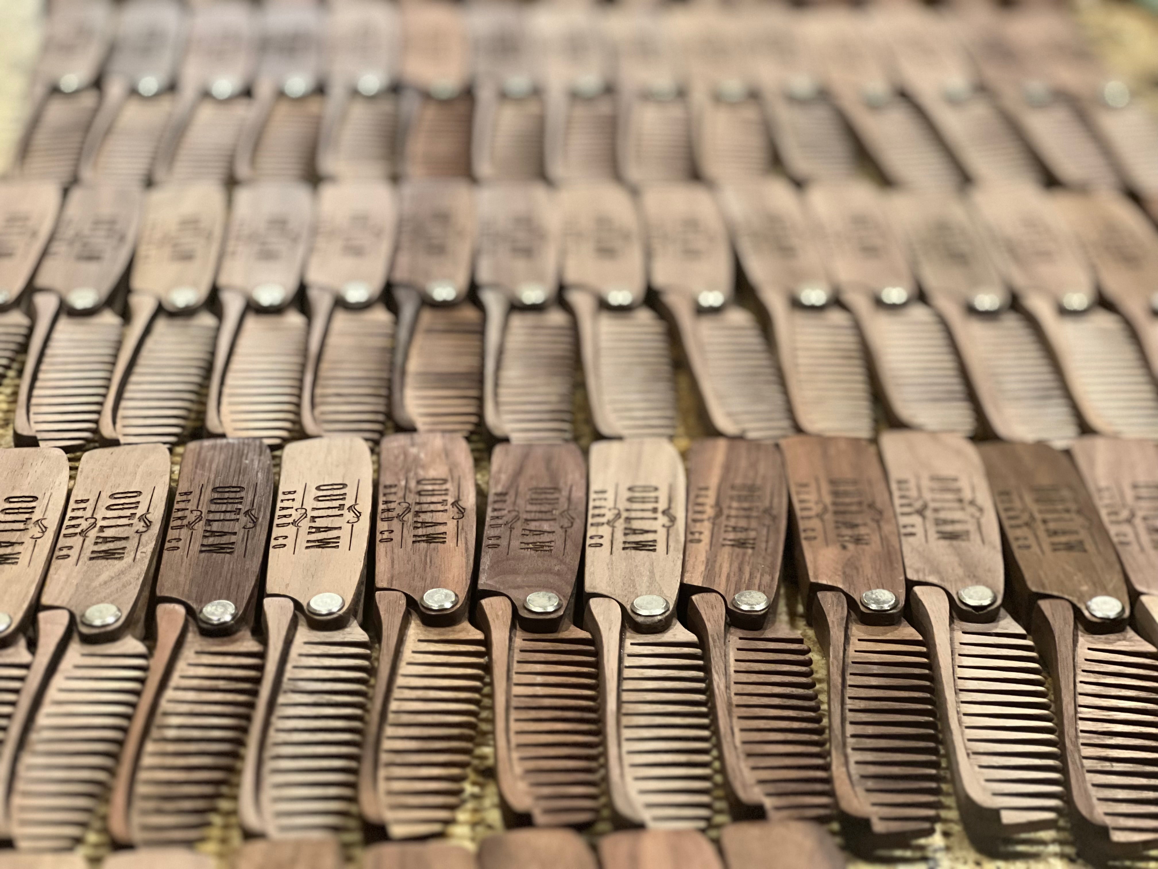 OUTLAW WOOD FOLDING BEARD COMB